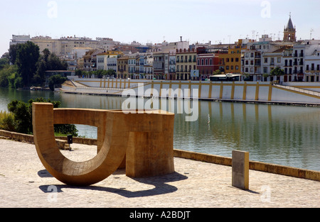 Blick auf die Ufer des Guadalquivir Flusses Río Sevilla Sevilla Andalusien Andalusien España Spanien Iberia Europa Stockfoto