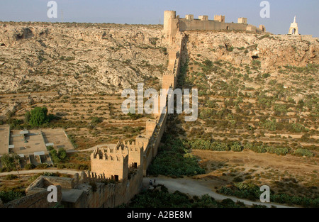 Panoramablick auf Alcazaba Festung Wände & Christus-Statue Almería Almeria Andalusien Andalusien España Spanien Iberia Europa Stockfoto