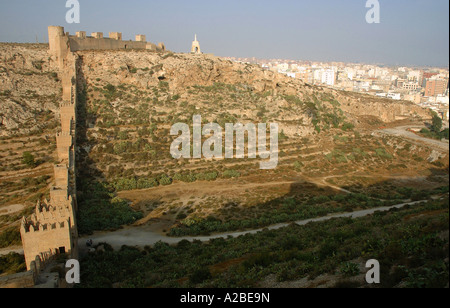 Panoramablick auf Alcazaba Festung Wände & Christus-Statue Almería Almeria Andalusien Andalusien España Spanien Iberia Europa Stockfoto