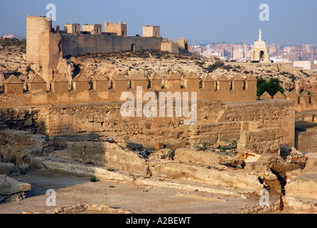 Panoramablick auf Alcazaba Festung Wände & Christus-Statue Almería Almeria Andalusien Andalusien España Spanien Iberia Europa Stockfoto