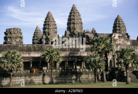 Kambodscha, Angkor Wat. Zwei orange gekleidet Mönche wandern in der Galerie des Reliefs rund um den zentralen Tempel Stockfoto