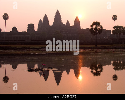 Kambodscha Siem Reap Angkor Wat Dawn Sonnenaufgang über die zentralen Tempel Türme spiegelt sich in der North Pond Stockfoto