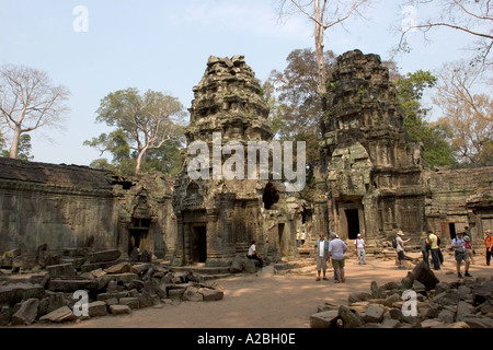 Kambodscha Siem Reap Angkor Thom Gruppe Ta Prohm Tempel Touristen im Innenhof umgibt Zentralheiligtum Stockfoto