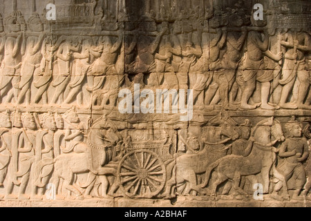 Kambodscha Siem Reap Angkor Thom der Bayon Bas Relief Panel zeigt 1177 Wars Wagen von Pferden gezogen Stockfoto