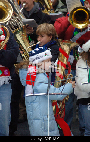 Bass und Tenor-Tuba-Spieler sammeln auf der Eisbahn am Rockefeller Center in die jährliche Weihnachtsfest Tuba durchführen Stockfoto