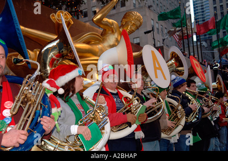 Bass und Tenor-Tuba-Spieler sammeln auf der Eisbahn am Rockefeller Center in die jährliche Weihnachtsfest Tuba durchführen Stockfoto