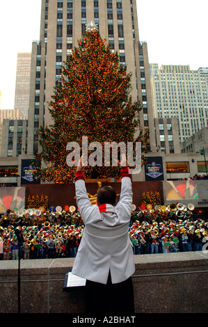 Bass und Tenor-Tuba-Spieler sammeln auf der Eisbahn am Rockefeller Center in die jährliche Weihnachtsfest Tuba durchführen Stockfoto