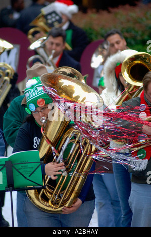 Bass und Tenor-Tuba-Spieler sammeln auf der Eisbahn am Rockefeller Center in die jährliche Weihnachtsfest Tuba durchführen Stockfoto