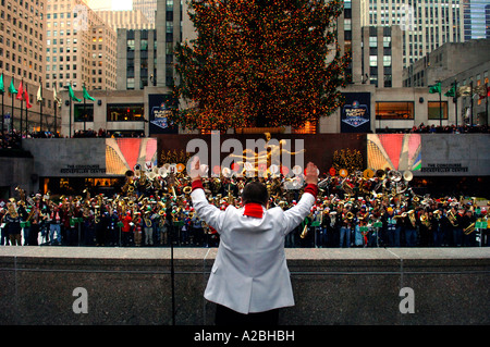 Bass und Tenor-Tuba-Spieler sammeln auf der Eisbahn am Rockefeller Center in die jährliche Weihnachtsfest Tuba durchführen Stockfoto