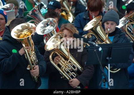 Bass und Tenor-Tuba-Spieler sammeln auf der Eisbahn am Rockefeller Center in die jährliche Weihnachtsfest Tuba durchführen Stockfoto