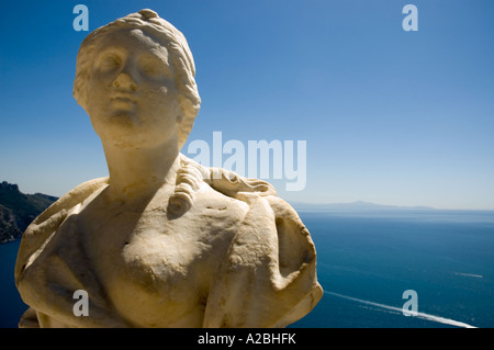 Büste auf dem Belvedere in den Gärten der Villa Cimbrone, Ravello, Italien Stockfoto