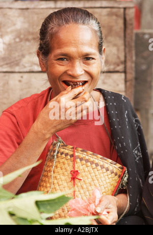 Porträt der Frau kauen Betelnuss Stockfoto