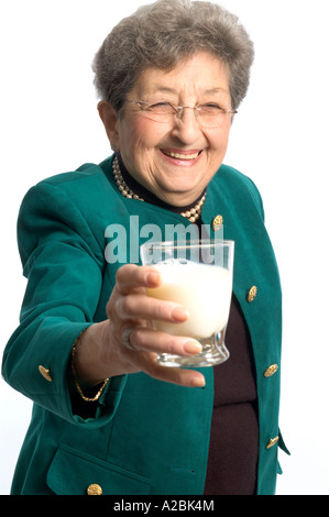 lächelnde Frau Senioren mit Glas gesunde Frischmilch Stockfoto