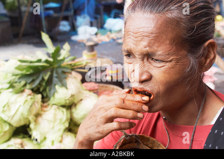 Einheimische Frau kauen Betelnuss Stockfoto