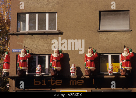 WEIHNACHTSSCHMUCK AN EINEM GEBÄUDE IN ZÜRICH SCHWEIZ EUROPA Stockfoto