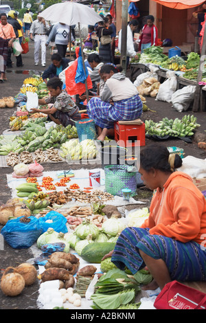 Am Markt, Indonesien verkauft Gemüse Stockfoto