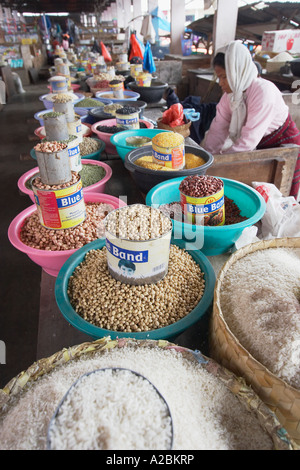 Bohnen am Marktstand verkauft Stockfoto