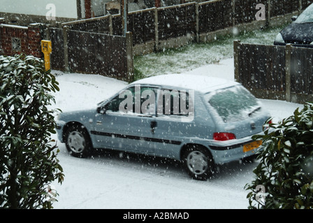 Auto fahren entlang während Schnee fallen Stockfoto