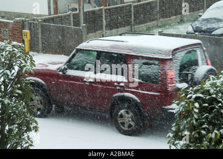 Auto 4 x 4 Typ fahren entlang während Schnee fallen Stockfoto