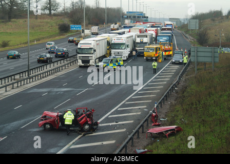 Luftaufnahme Polizei & Unfall Ermittler bei der Arbeit mehrere Stunden nach schweren Absturz LKW Warteschlange hielt Polizeiautos M25 Autobahn Essex England Stockfoto