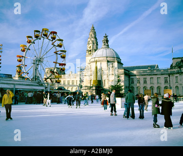 Eislaufen am Cardiff Winterlandschaft mit dem Rathaus im Hintergrund Stockfoto