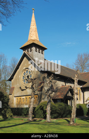 Pfarrei Kirchturm verschalen im neuen Holz-Zederschindeln vor Verwitterung, graue Farbe gekappte Bäume enthält Stockfoto