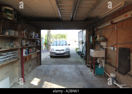 Toyota Yaris hatchback auf Auffahrt Garage an Haus verwendet angeschlossen Für Auto & Haushalt Lagerung von Hausrat Werkzeuge & Garden Chemicals England Großbritannien Stockfoto