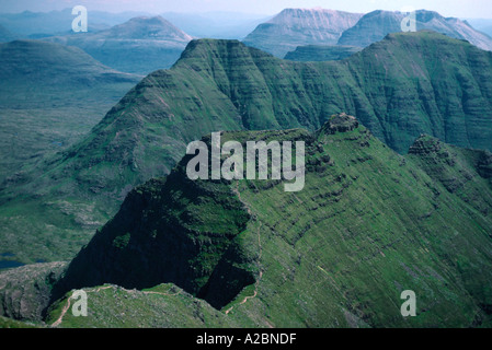 Abgestufte Geologie auf Beinn Alligin Torridon, Nordschottland, Blick zurück auf die Hörner des Alligin (Na Rathain) Stockfoto