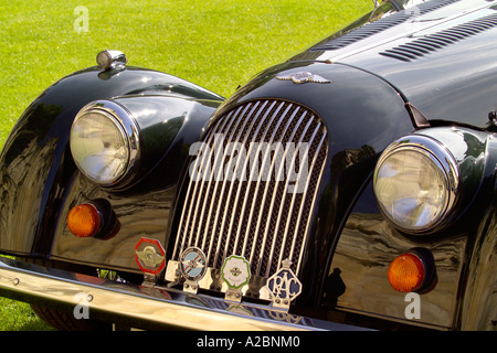 Vorderseite des grünen Morgan Plue 8-Fahrzeugs mit Chrom-Emblem, Kühlergrill und Scheinwerfern Stockfoto