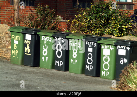 schwarze und grüne Wheelie verweigern Lagerplätze in einer Linie Stockfoto