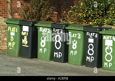 schwarze und grüne Wheelie verweigern Lagerplätze in einer Linie Stockfoto