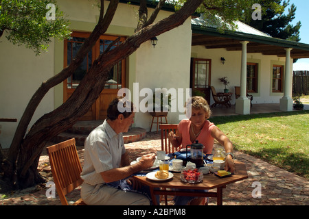 Urlaub Paar genießt alfresco ein gesundes Frühstück im Freien in der Sonne western Cape Südafrika RSA Stockfoto