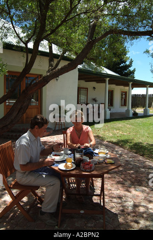Urlaub Paar genießt alfresco ein gesundes Frühstück im Freien in der Sonne western Cape Südafrika RSA Stockfoto