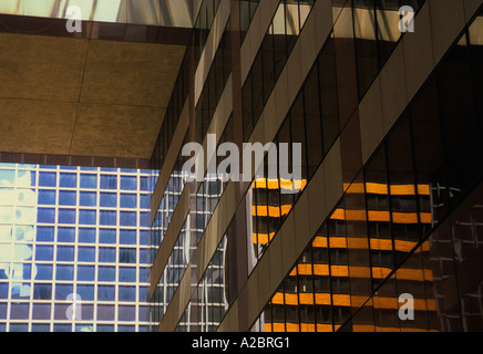 Abstraktes Design, Bürogebäude in Midtown Manhattan. Fenster bilden ein Spiegelbild künstlerische Reflexion und Muster. Design in New York City Stockfoto