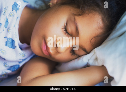 Das kleine Kind schläft im Bett. Ein junges Mädchen mit langen Wimpern, die träumen Stockfoto