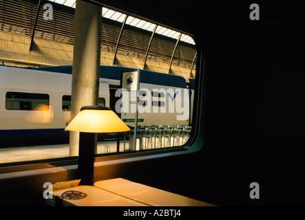 Sitzplätze der ersten Klasse im Zugwagen. Leeren Sie den Hochgeschwindigkeitszug. Spanisch Sevilla Andalusien Bahnhof Santa Justa. Wagen Inside Spain AVE Züge Stockfoto