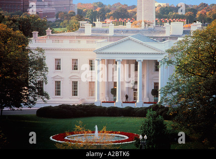 Weißes Haus in Washington DC von oben gesehen. Kreis von Flaggen um das Washington Monument in der Ferne. Gebäude der US-Regierung. USA. North Portico Stockfoto