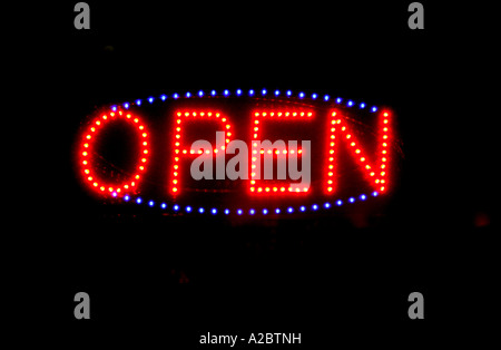 LED Schild "geöffnet" im Fenster "London Restaurant" Stockfoto