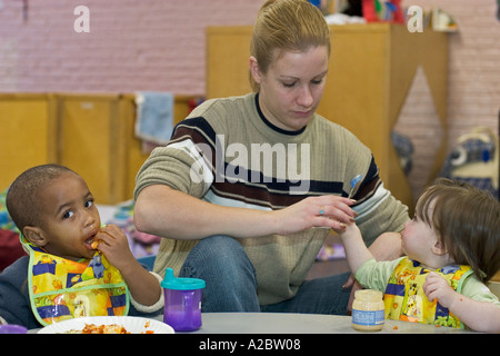 Kinderbetreuung im Vereinigten Evangelisch-methodistische Gemeindehaus Stockfoto