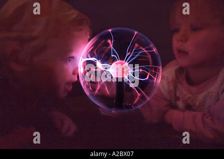 Kinder mit Plasma-Ball Stockfoto