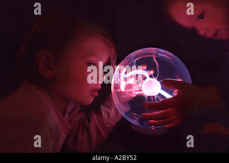 Kinder mit Plasma-Ball Stockfoto