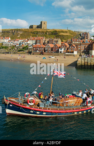 Hafenrundfahrt mit Touristen, die den Hafen von Whitby verlassen, North Yorkshire England Großbritannien GB Europa Stockfoto