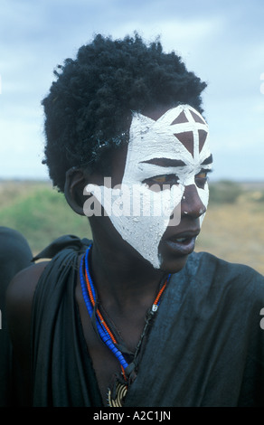 Porträt eines jungen Masai mit seinem Gesicht wegen seiner Einweihung am Ngorongoro Conservation Area weiß lackiert Stockfoto