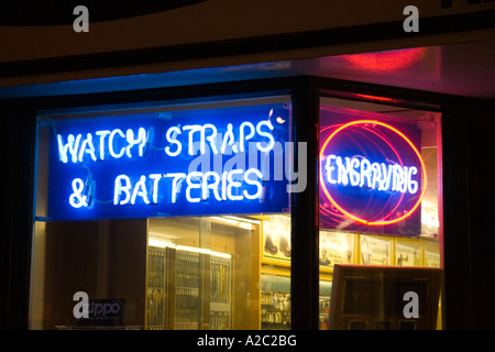 Leuchtreklame in Schaufenster in Stowmarket, Suffolk, UK 2006 Stockfoto