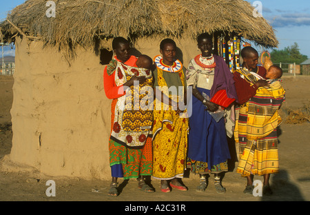 Masai Frauen mit Babys steht man vor einer Lehmhütte in der Nähe von Arusha in Tansania Stockfoto