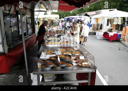 Markt verkaufen Kuchen und Torten in Quimper, Bretagne, Frankreich Stockfoto