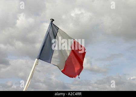 Französische Flagge am Heck eines Bootes flattern Stockfoto