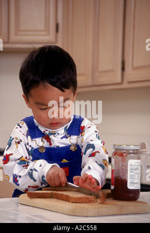 Japanische amerikanische Pre-k 3-4 jährige zu Hause lernen, ein Sandwich POV Herr © Myrleen Pearson Stockfoto