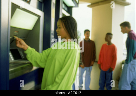 Young African American Girl mit Automatic Teller an Bank Jugendliche hängen POV ethnische Volkszugehörigkeit Multi vielfältige Vielfalt multikulturellen Stockfoto