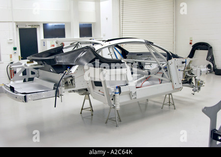 Aston Martin DBRS9 GT3-Rennwagen in der Aston Martin Racing Werkstatt im Prodrive-Werk in Oxford vorbereitet Stockfoto